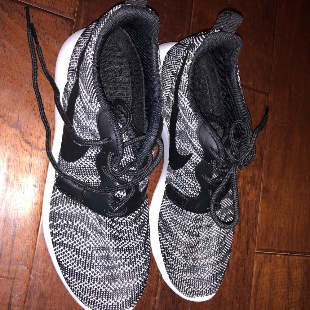 Nike women’s roshe rum size 7